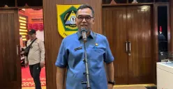 Sekda Kabupaten Bogor, Ajat Rochmat Jatnika memberikan keterangan pers tentang pembebasan lahan jalur khusus tambang. (Sumber: Poskota/Giffar Rivana)