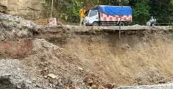 Sejumlah kendaraan ekstra hati-hati saat melintasi jalur Kaduagung-Gunungkencana yang ambles tergerus air sungai. (Sumber: Istimewa)