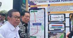 Gubernur DKI Jakarta Pramono Anung saat meninjau tiang monorel di sepanjang Jalan Rasuna Said, Jakarta Selatan, yang mulai dibongkar hari ini, Rabu, 14 Januari 2026. (Sumber: Poskota/Pandi Ramedhan)