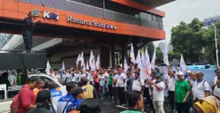 Ratusan buruh PT Pakerin Mojokerto berunjuk rasa di Kantor Kemenkumham dan LPS, Jakarta Selatan, Rabu, 14 Januari 2026. (Sumber: Poskota/Ali Mansur)