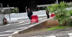 Sekelompok pak ogah menutup exit Tol Rawa Buaya, Cengkareng, Jakarta Barat. (Sumber: Istimewa)