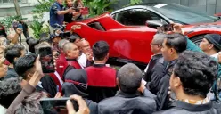 Barang bukti mobil Ferrari milik Aryanto Bakri (baju putih) diperiksa majelis hakim (toga merah) di PN Jakarta Pusat. (Sumber: Poskota/ Ramot Sormin)