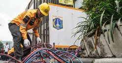 Petugas Suku Dinas Bina Marga membongkar tiang monorel mangkrak di Jalan Rasuna Said, Setiabudi, Jakarta Selatan, Rabu, 14 Januari 2025. (Sumber: Poskota/Bilal Nugraha Ginanjar)