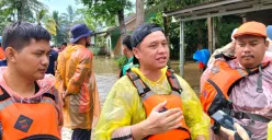 Ketua DPRD Pandeglang, Tubagus Khotibul Umam saat meninjau lokasi banjir di Patia. (Sumber: Poskota/Samsul Fatoni)