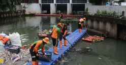 Petugas kebersihan DLH DKI Jakarta saat membersihkan sisa sampah banjir. (Sumber: DLH DKI Jakarta)