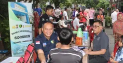 Tim medis Polresta Tangerang saat melakukan pemeriksaan kesehatan warga terdampak banjir. (Sumber: Poskota/Veronica)