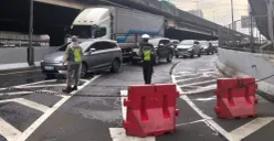 Potret pihak kepolisian berjaga di exit Tol Rawa Buaya usai viral adanya pungutan liar (pungli). (Sumber: X/@TMCPoldaMetroJaya)