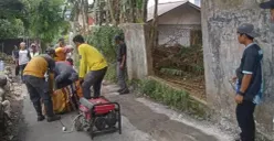 Petugas DPUPR Kota Depok memperbaiki jalan yang amblas di Jalan Manggis RT 01 RW 13, Kelurahan Rangkapan Jaya Baru, Kecamatan Pancoran Mas, Kota Depok. (Sumber: DPUPR Kota Depok)