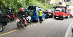 Truk gagal melewati tanjakan hingga menabrak mobil di Jalan Raya Muchtar, Sawangan, Kota Depok, Kamis, 15 Januari 2026. (Sumber: Dok. Polsek Bojongsari)