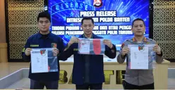 Dirreskrimum Polda Banten Kombes Dian Setyawan, menunjukkan barang bukti terkait dugaan penipuan dengan modus seleksi taruna Akademi Kepolisian (Akpol). (Sumber: Humas Polda Banten)