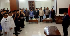 Wali Kota Depok, Supian Suri disaksikan oleh para unsur Forkompimda Kota Depok mengucap janji kepada para ASN dan Pejabat Eselon II  di Aula Teratai Pemkot Depok, Kamis, 15 Januari 2026. (Sumber: Poskota/ Angga Pahlevi)