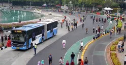 Ilustrasi bus Transjakarta yang beroperasi di tengah warga saat beraktivitas di Car Free Day (CFD). (Sumber: Istimewa)