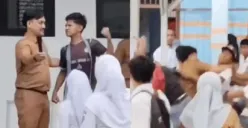 Video keributan di SMKN Tanjung Jabung Timur viral. Guru Agus Saputra melapor ke Dinas Pendidikan Jambi terkait dugaan pengeroyokan oleh siswa.