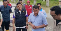 Bupati Tangerang, Maesyal Rasyid (tengah) saat melakukan pemantauan saluran air di Perumahan Taman Cikande, Kecamatan Jayanti. (Sumber: Poskota/ Veronica)