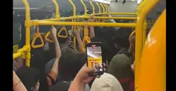Potret saat terduga pelaku ketahuan lakukan tindakan asusila di bus Transjakarta. (Sumber: TikTok/@claud.in)