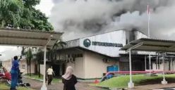 Kepulan asap tebal saat api melalap ruang lab pabrik industri produk herbak di Gunung Putri, Bogor. (Sumber: Istimewa)