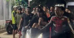 Dalam keadaan babak belur pelaku curanmor sama warga diarak setelah berhasil ditangkap dilakukan pengamanan anggota Patroli Polsek Pancoran Mas. (Sumber: Dok. Warga)