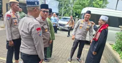 Kapolres Metro Depok, Kombes Pol Abdul Waras beserta jajaran berinteraksi dengan masyarakat di Masjid Jami Al Akhyar, Kelurahan Gandul, Kecamatan Cinere, Kota Depok, Jumat, 16 Januari 2026. (Sumber: Poskota/Angga Pahlevi)
