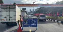 Rekayasa lalu lintas ganjil-genap di Jalur Puncak, Kabupaten Bogor, diterapkan saat libur panjang Isra Miraj. (Sumber: Poskota/Giffar Rivana)