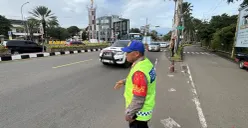 Supeltas mengatur lalu lintas di Simpang Gadog, Kabupaten Bogor, Jumat-Minggu, 16-18 Januari 2026. (Sumber: Poskota/Giffar Rivana)