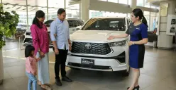 Toyota Kijang Innova Zenix 2026 tampil dengan pembaruan fitur kenyamanan, keselamatan, serta teknologi konektivitas, termasuk identitas hybrid HEV dan layar head unit berukuran lebih besar. (Sumber: Istimewa)