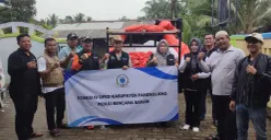 Jajaran Komisi IV DPRD Pandeglang saat menyerahkan bantuan kepada korban banjir di Patia. (Sumber: Poskota/Samsul Fatoni)