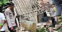 Petugas Polsek Pamarayan melakukan pengecekan terhadap kondisi rumah roboh milik Kulsum yang tidak layak huni. (Sumber: Istimewa)