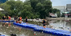 Aktivitas pembersihan sampah di kawasan tanggul Muara Baru, Penjaringan, Jakarta Utara, Sabtu, 17 Januari 2026. (Sumber: Poskota/Pandi Ramedhan)