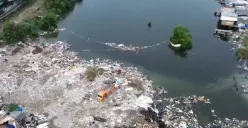 Aktivitas pembuangan sampah di lahan urukan yang berada di perairan kawasan tanggul Muara Baru, Penjaringan, Jakarta Utara. (Sumber: Istimewa)