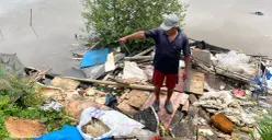 Warga menunjukan kawasan tanggul Muara Baru, Penjaringan, Jakarta Utara yang dipenuhi sampah, Sabtu, 17 Januari 2026. (Sumber: Poskota/Pandi Ramedhan)