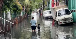 Genangan sebetis orang dewasa melanda kawasan Jalan Latumenten 1, Jelambar, Grogol Petamburan, Jakarta Barat, Minggu, 18 Januari 2026. (Sumber: Poskota/Pandi Ramedhan)