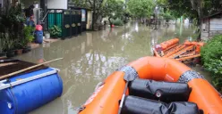 Warga Perumahan Taman Cikande, Kabupaten Tangerang kembali kerumah setelah banjir mulai surut. (Sumber: Poskota/Veronica)