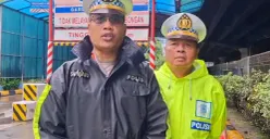 Kepala Induk Jaya 2 Sat PJR, AKP Sumari menjelaskan diskresi diambil setelah jalan arteri Ahmad Yani, Rawamangun tidak dapat dilewati kendaraan roda dua akibat banjir, Minggu, 18 Januari 2026. (Sumber: Sat PJR Polda Metro Jaya)