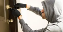 Ilustrasi maling bobol sekolah di Bogor. (Sumber: Freepik)