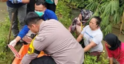 Anggota Bhabinkamtibmas Desa Tajurhalang, Aipda Dika bersama Tim Inafis dan Dokkes Polres Metro Depok melakukan olah TKP temuan jasad bayi di kolam empang warga. (Sumber: Dok. Polsek Tajurhalang)