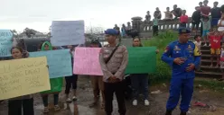 Warga Penjaringan, Jakarta Utara, berunjuk rasa di lahan yang diduga menjadi tempat pembuangan sampah ilegal di kawasan tanggul Muara Baru, Minggu, 18 Januari 2026. (Sumber: Istimewa)