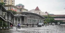 Ilustrasi, sejumlah jalan di wilayah Jakarta tergenang akibat cuaca buruk dan hujan deras. (Sumber: Poskota/Bilal Nugraha)