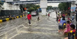 Puluhan anak di Jalan Gunung Sahari, Pademangan, Jakarta Utara manfaatkan genangan air untuk berenang, Minggu, 18 Januari 2026. (Sumber: Poskota/Pandi Ramedhan)