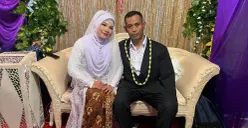 Pasangan pengantin Ela Laela dan Muhadi yang sempat digendong karena air yang menggenangi di lokasi acara pernikahannya di Pedongkelan, Cengkareng, Jakarta Barat, Minggu, 18 Januari 2026. (Sumber: Poskota/Pandi Ramedhan)