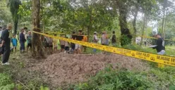 Petugas tengah memasang police line untuk memudahkan penyelidikan. (Sumber: Dok. Polsek Jawilan)