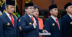 Potret Sabrang Mowo Damar Panuluh (kiri) saat dilantik menjadi tenaga ahli Kementerian Pertahanan. (Sumber: Instagram/@sjafrie.sjamsoeddin)