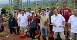 Anggota DPRD Jabar Abdul Karim, Bupati Cianjur Mohammad Wahyu, dan anggota DPRD Cianjur menanam 1.300 pohon di Desa Sukarame, Kecamatan Sukanagara, Kabupaten Cianjur. (Sumber: Dok. Istimewa)