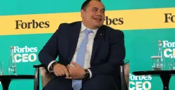 Chief Investment Officer (CIO) Danantara Pandu Patria Sjahrir yang didatangi langsung oleh Menteri Keuangan Purbaya Yudhi Sadewa. (Sumber: X/@ForbesAsia)