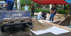 Sejumlah warga Lebakgedong di Kabupaten Lebak saat melakukan open donasi untuk pembangunan hunian tetap (huntap). (Sumber: Poskota/Samsul Fatoni)