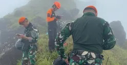 Proses evakuasi pesawat ATR 42-500 di Gunung Bulusaraung, Kabupaten Maros, Sulawesi Selatan, Minggu 18 Januari 2026. (Sumber: Dok. Puspen TNI)