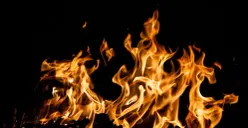 Ilustrasi. Sebuah tempat penitipan motor di dekat Stasiun Bogor, Bogor Tengha, Kota Bogor, terbakar hingga menganguskan kendaraan, Senin, 19 Januari 2026. (Sumber: Freepik/@arthurhidden)