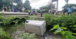 Mobil boks terjun ke Kali Krukut, Jalan Raya Krukut, Kelurahan Gandul, Kecamatan Limo, Kota Depok, Senin, 19 Januari 2026. (Sumber: Poskota/Angga Pahlevi)