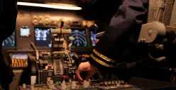 Ilustrasi. Pilot Andy Dahananto belum ditemukan seusai pesawat ATR 42-500 hilang kontak. (Sumber: Freepik/@dcstudio)