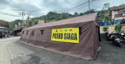 Posko kemanusiaan Polres Bogor di depan Kantor Polsek Nanggung. (Sumber: Poskota/Giffar Rivana)