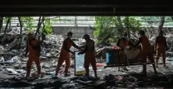Petugas melakukan pembersihan puing pasca pembongkaran bangunan liar di kolong tol Angke, Tambora, Jakarta Barat. (Sumber: Poskota/Pandi Ramedhan)